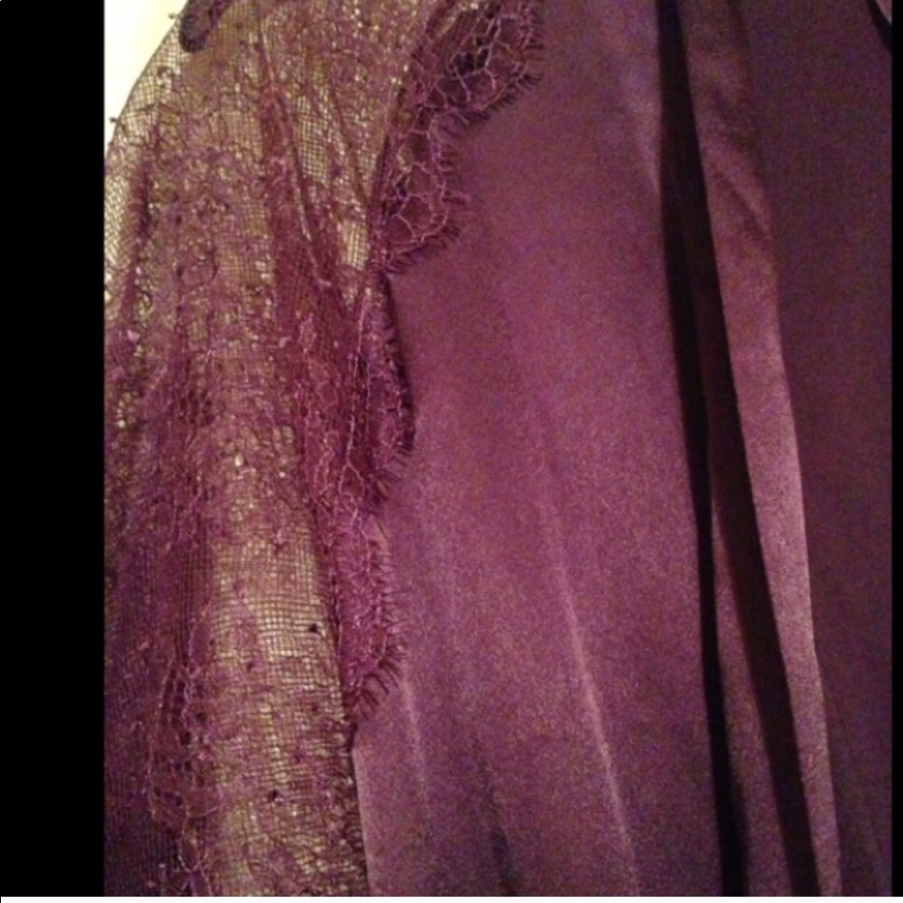 Victoria Secrets Robe. Beautiful Lace Details - Picture 3 of 3